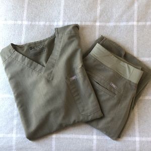 Men’s Heather Olive FIGS set Medium